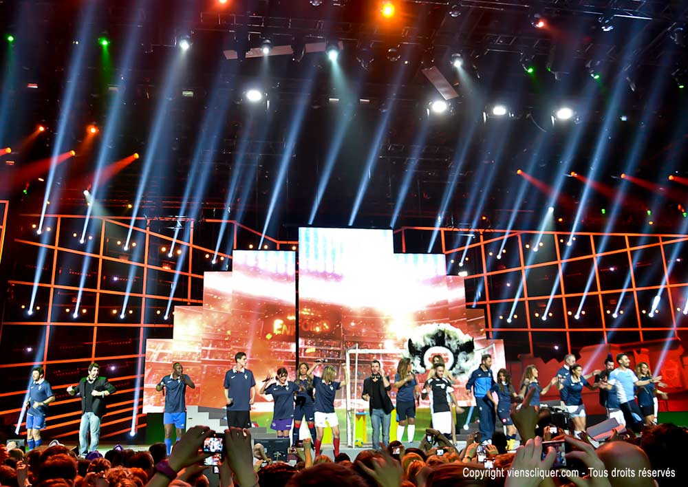 Concert enfoirés 2014 - Zenith Strasbourg - Toute la troupe des enfoirés réunie pour un tableau sur le thème du foot